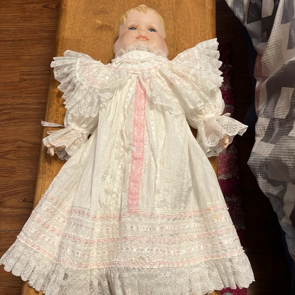 Great find !! Vintage 20” cloth doll with porcelain face , hands n feet. n - Picture 11 of 11